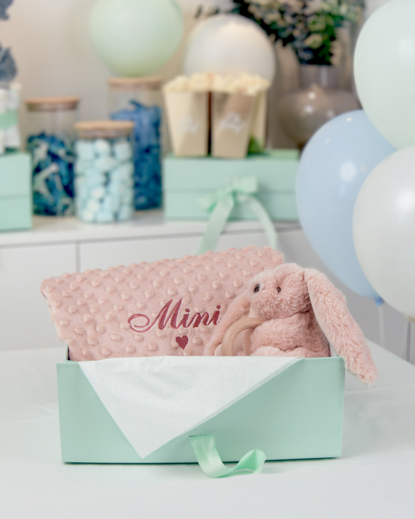 Pehmolelu pururenkaalla ja peitto nimellä