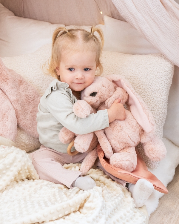 Pehmopupu, johon on kirjottu nimi.