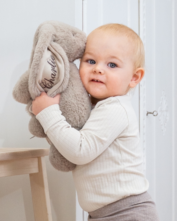 Suloinen kani, jolla on nimi vauvalle