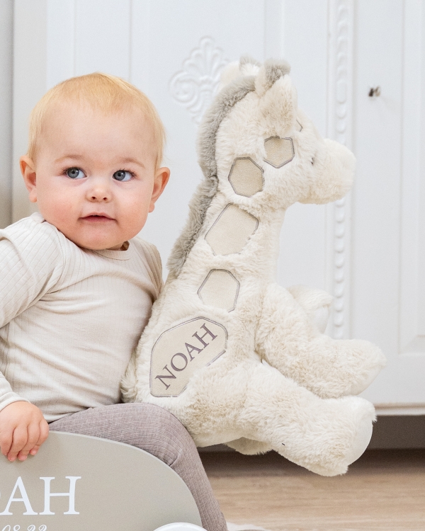 pehmolelu, jossa on kirahvikuvio