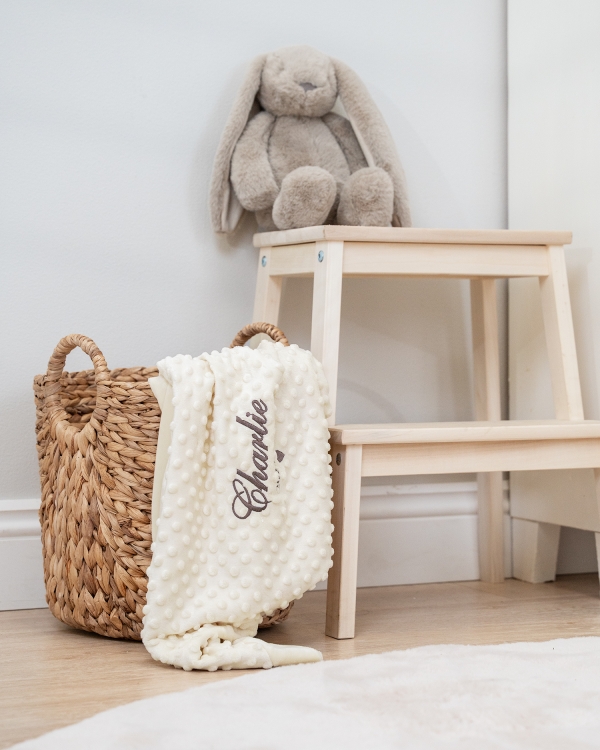 Vauvapeitto, jossa on nimikirjonta ja päivämäärä