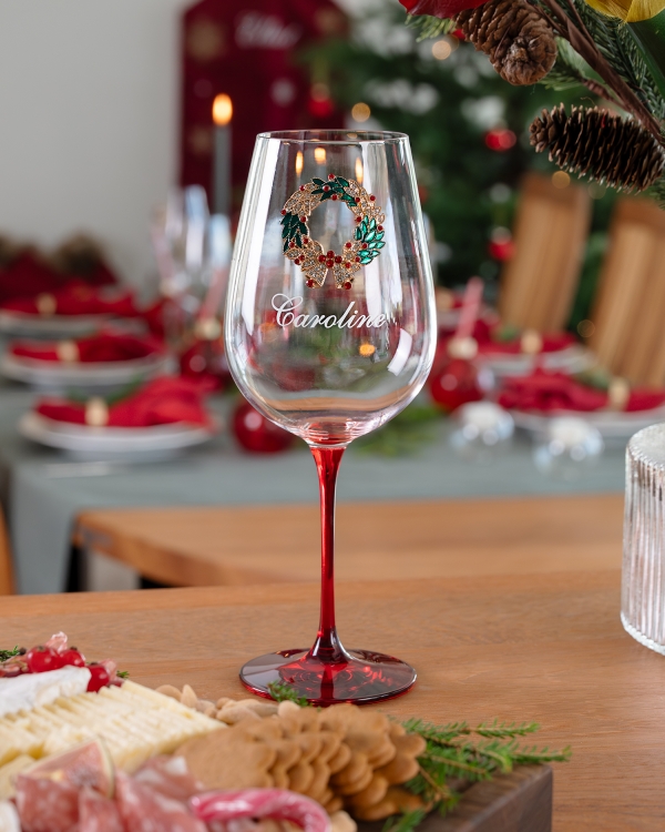 joululasi seppelekuviolla ja henkilökohtaisella kaiverruksella