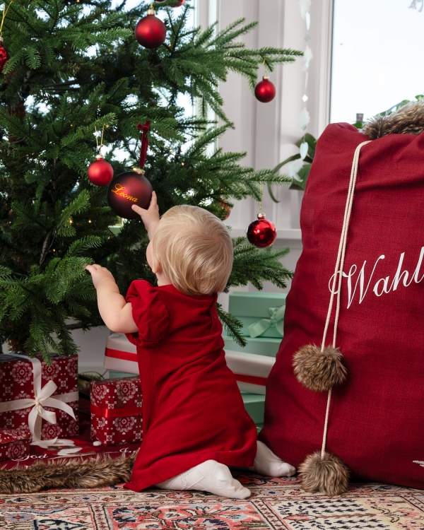 punainen lahjasäkki joulupukki-kuviolla