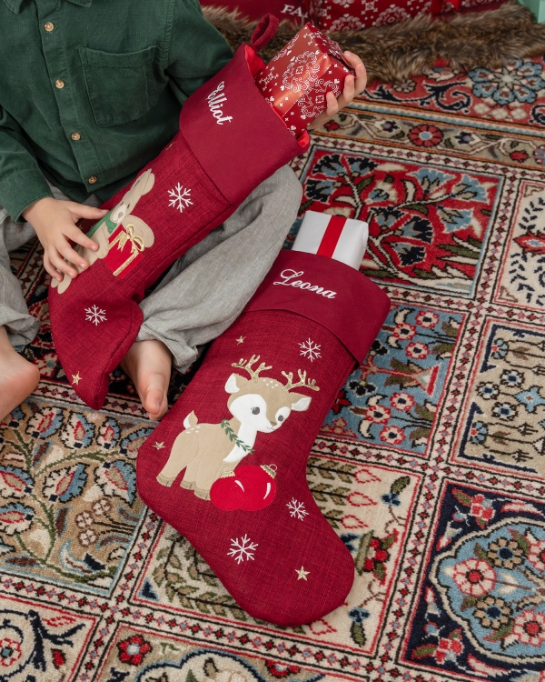 Punainen joulusukka suloisella eläinkuviolla ja personoidulla brodeerauksella