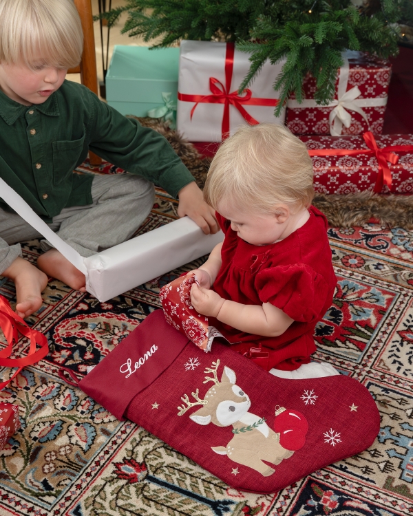 Suloinen joulusukka peurakuviolla ja personoidulla brodeerauksella