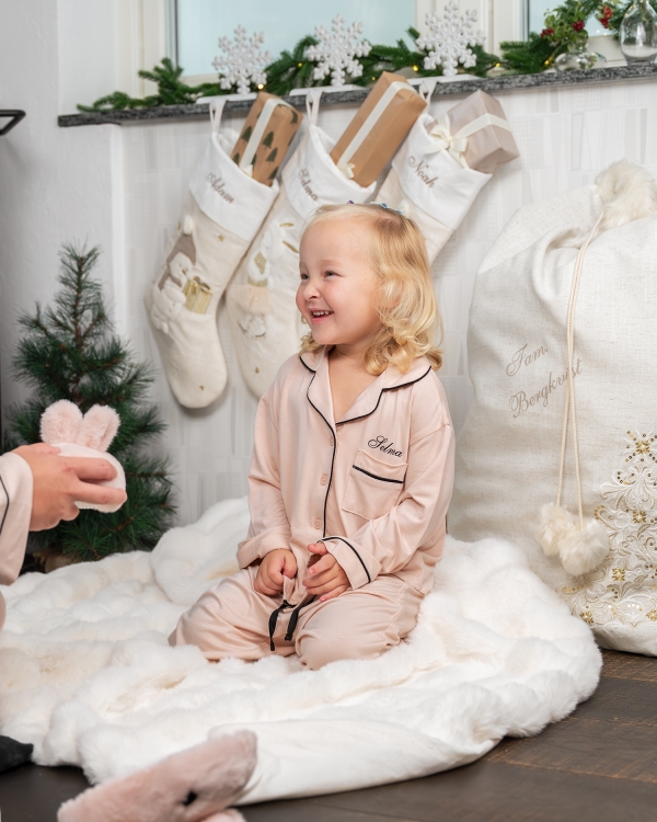 vaaleanpunainen pyjama henkilökohtaisella painatuksella