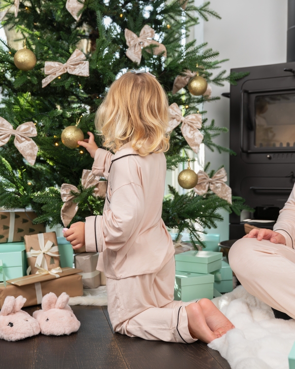 vaaleanpunainen pyjama mustilla reunoilla