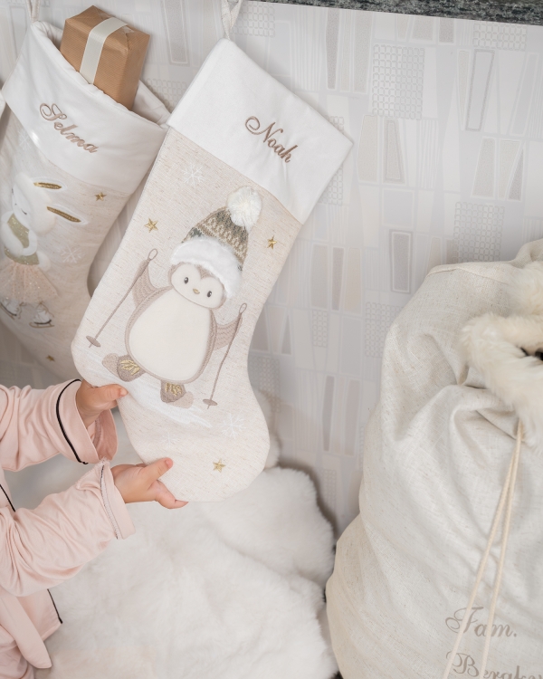 kermanvärinen joulusukka, jossa on personoitu kirjonta