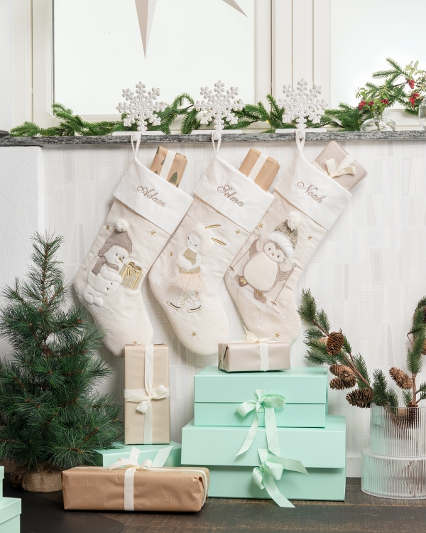 kermanvärinen joulusukka, jossa on personoitu kirjonta