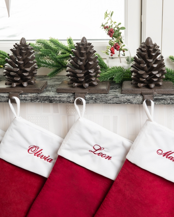 punaiset samettiset joulusukat omalla kirjailulla
