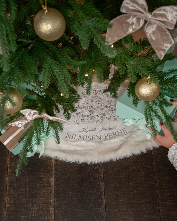 kermanvärinen joulukuusen alusta nimellä