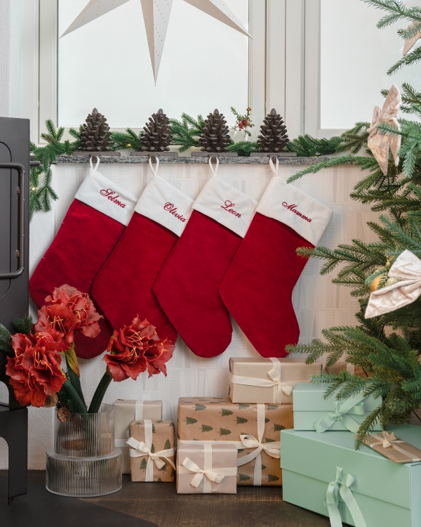 punainen joulusukka samettimateriaalista