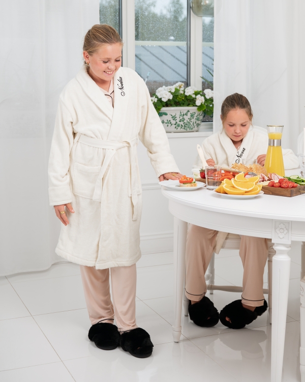 Moderni valkoinen kylpytakki, jossa on henkilökohtainen kirjonta