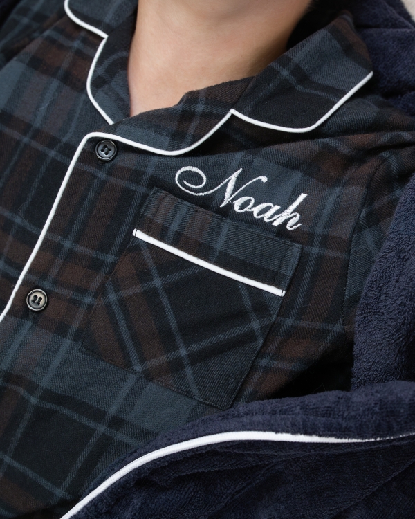 Pehmeä pyjama kirjailulla