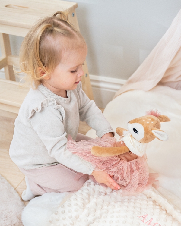 Pehmolelunukke, jossa on peurakuva