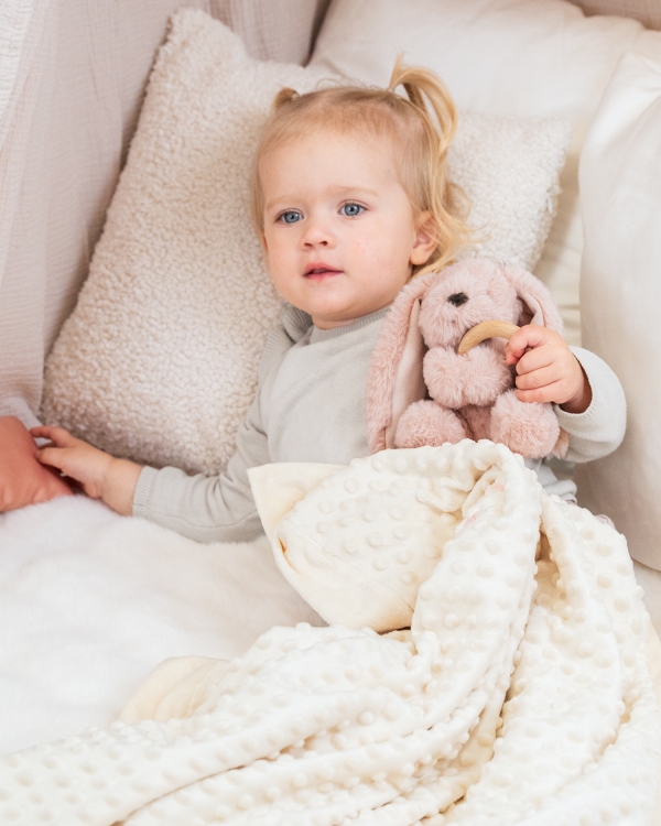 Pehmolelu, jossa on purulelu.