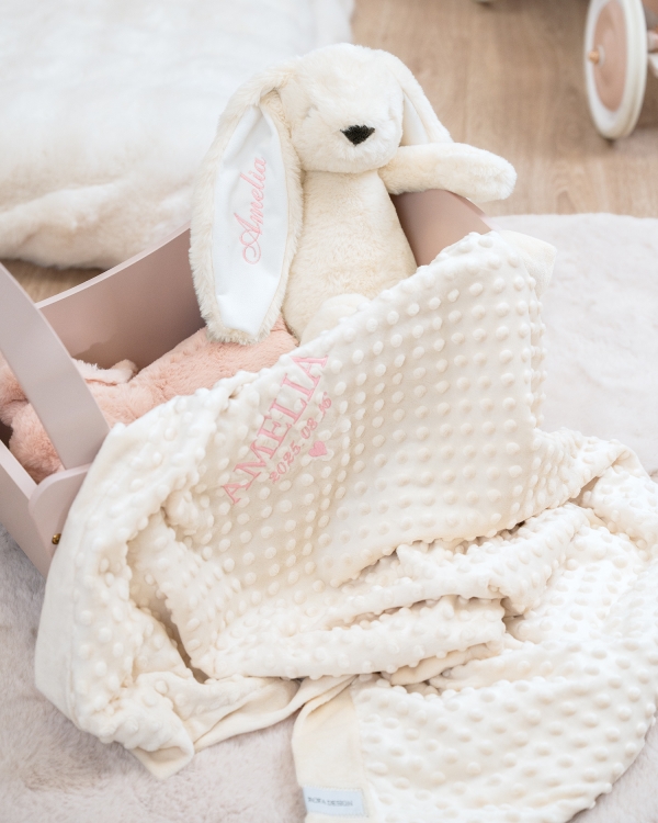 Kermanvärinen pehmopupu ja vauvapeitto nimellä