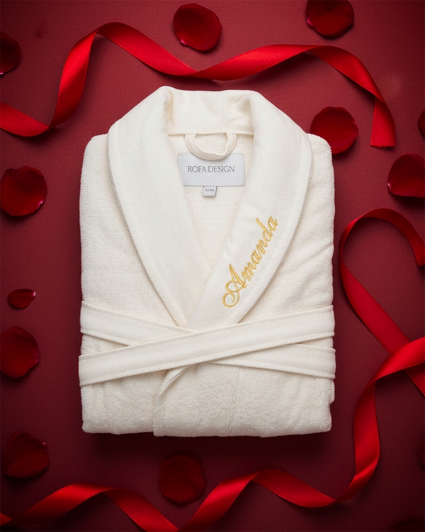 Kermanvärinen lasten kylpytakki nimellä kirjoitettuna ystävänpäiväksi