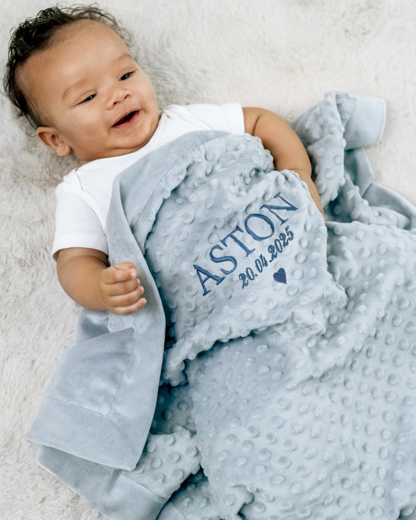 Mukava sininen vauvanpeitto kirjailtuilla nimillä