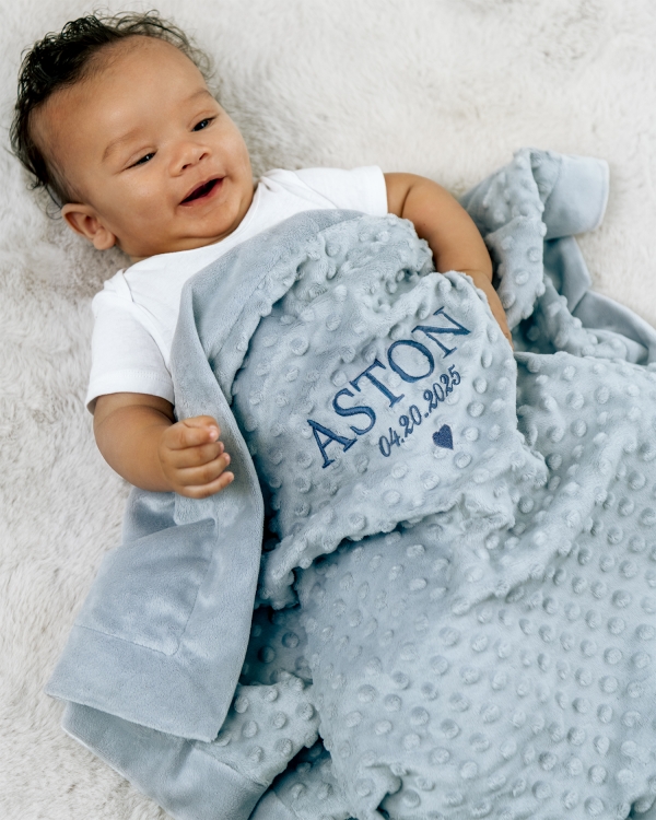 Mukava sininen peitto, jossa kirjailtu nimi ja päivämäärä