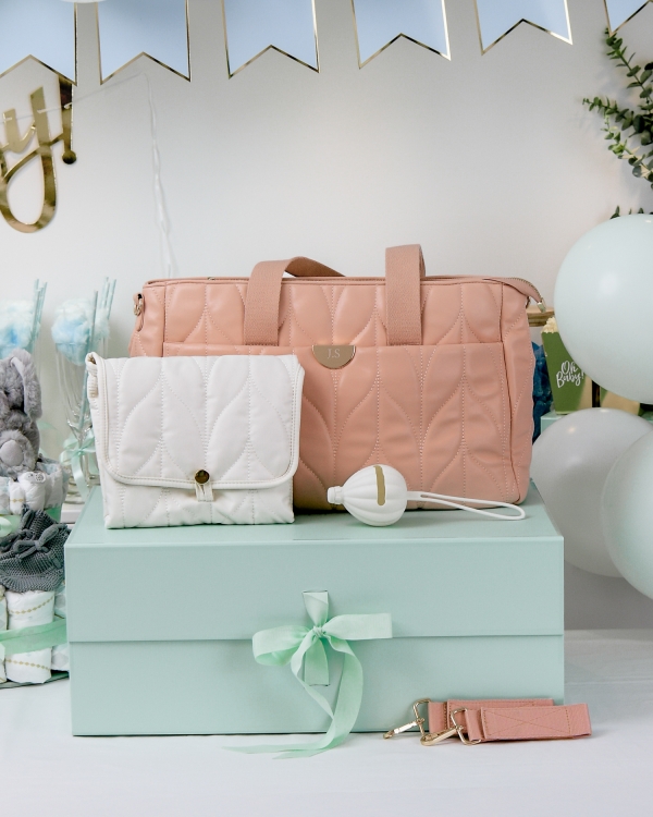 Henkilökohtainen vauvajuhlahahja, jossa hoitolaukku koukuilla, hoitoalusta ja tuttipidike.