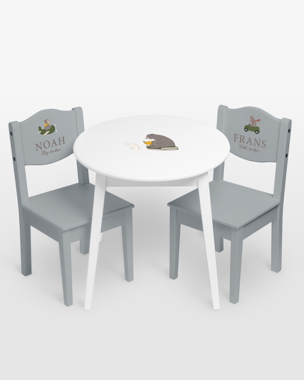 Valkoinen puupöytä, jossa on suloinen kuvio lastenhuoneeseen