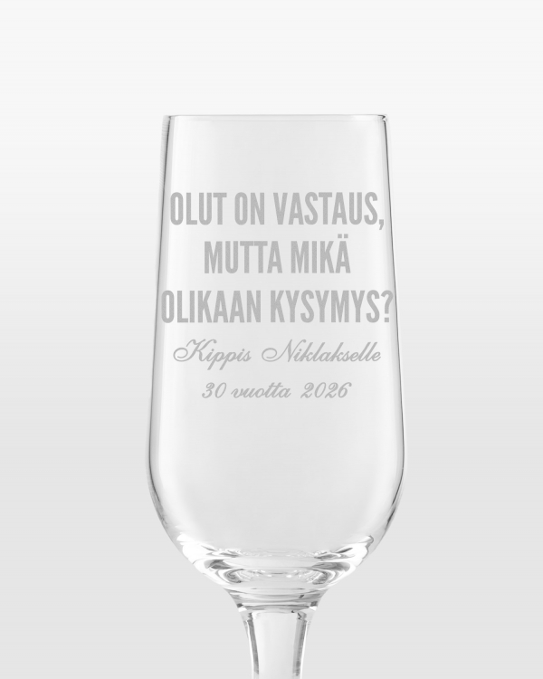 Olutlasi kaiverretulla nimellä ja sitaatilla