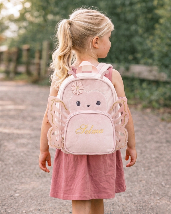 Perhosen muotoinen reppu päiväkotilaisille, jossa on kirjailtu nimi