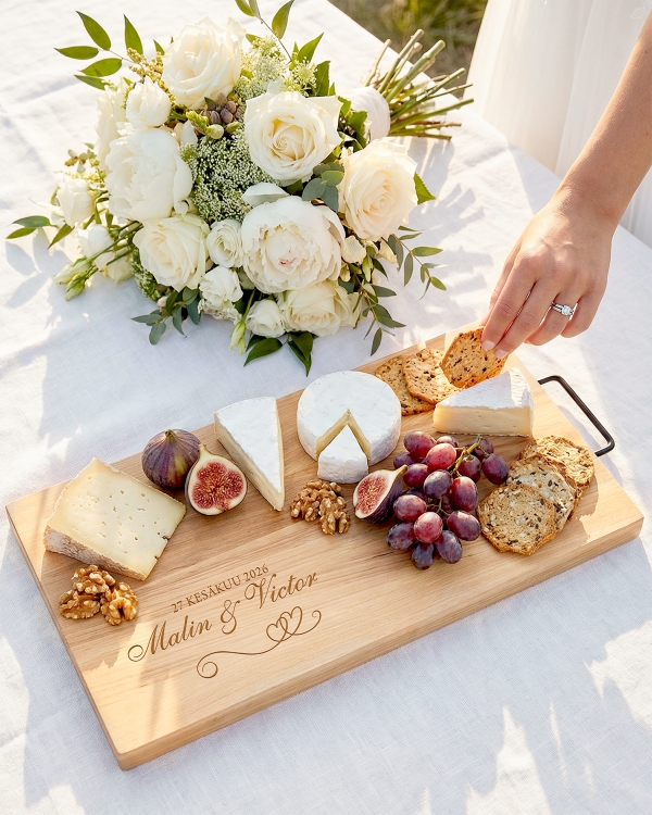 leppäleikkuulauta, johon on kaiverrettu valitsemasi teksti