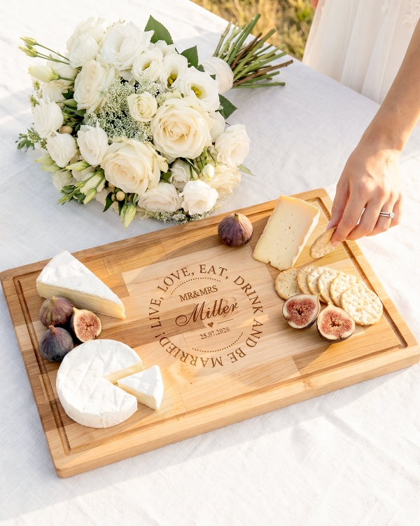 Suuri leppäleikkuulauta kaiverruksella. Täydellinen häälahja.