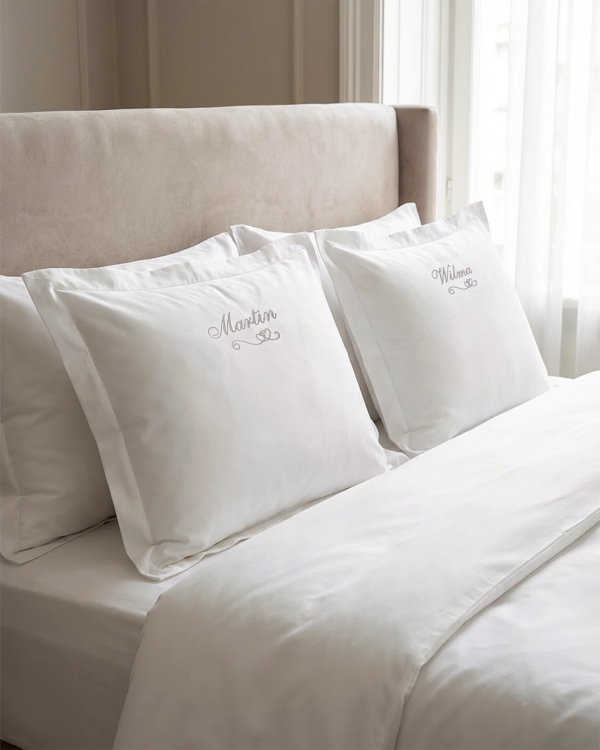 Valkoiset pussilakanasetit, joissa on personoitu kirjonta