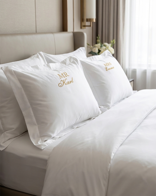 Valkoinen pussilakanasetti kirjailtu tekstillä morsiamelle ja sulhaselle