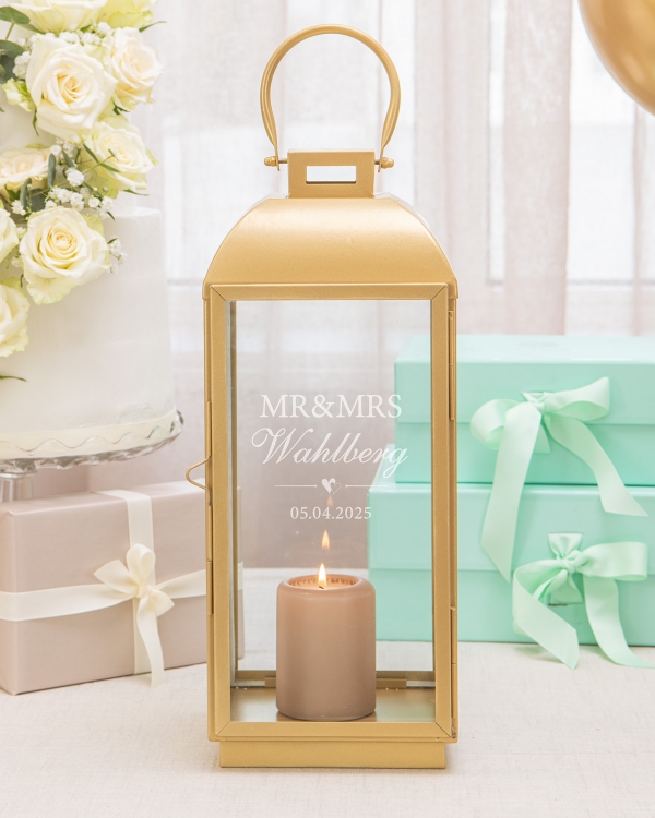 Häälahjaksi nimellä ja kaiverruksella oleva lyhty.