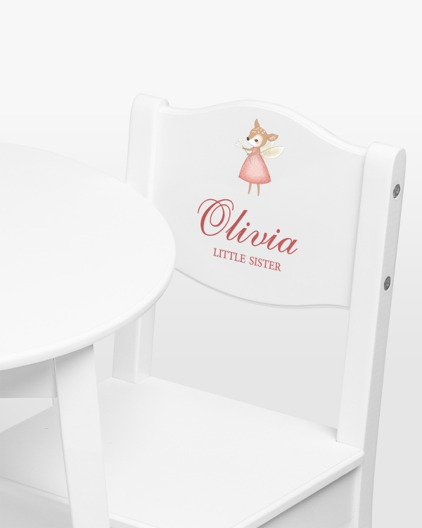 Valkoiset syöttötuolit, joissa on peura-aihe ja nimi sekä valinnainen teksti