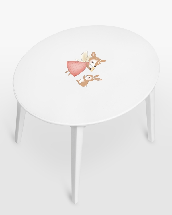 Valkoinen puupöytä lastenhuoneeseen