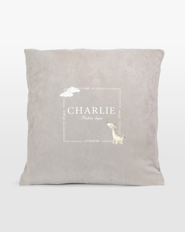 Tyynyliina lapsen nimellä, päivämäärällä, painolla, pituudella ja kellonajalla