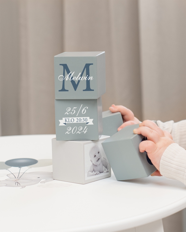 Norjalaiset puupalikat lapsen nimellä ja kuvalla