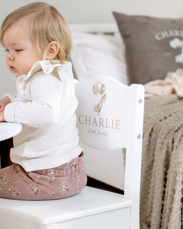 Valkoinen syöttötuoli, jossa on erilaisia ​​kirahviaiheita ja nimiä