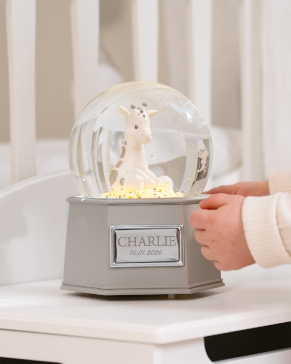 lumisadepallo nimellä on yksilöllinen kastelahja