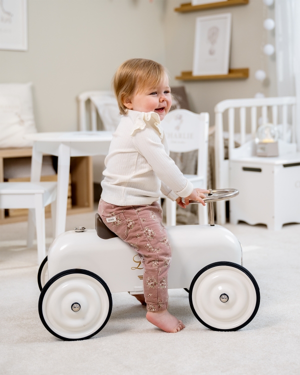 Valkoinen skootteri sydämellä ja henkilökohtaisella nimellä