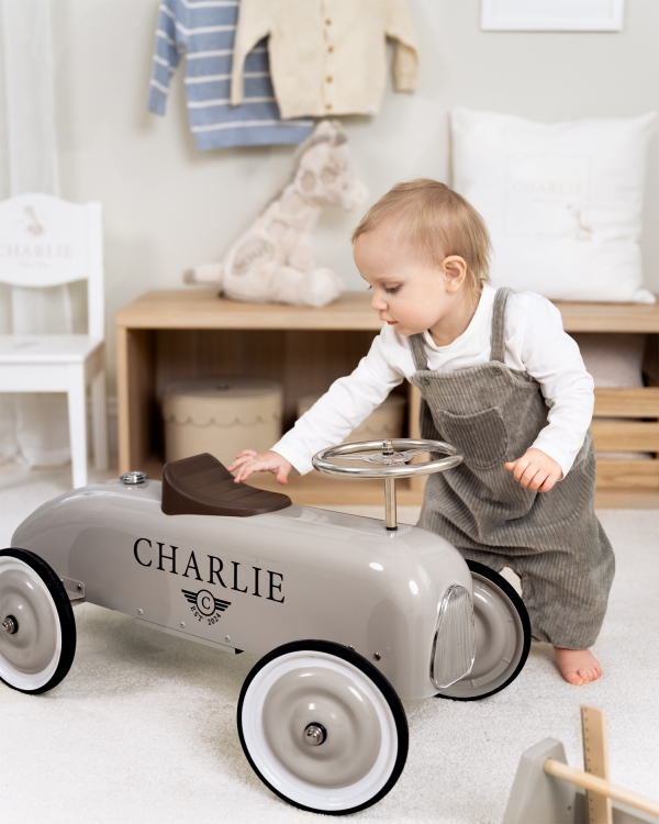 henkilökohtaiset peltipotkuautot, joihin painetaan lapsen nimi