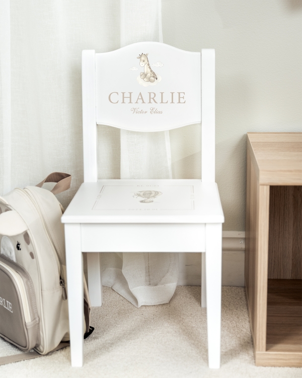 Valkoinen tuoli henkilökohtaisella painatuksella, täydellinen kastelahja