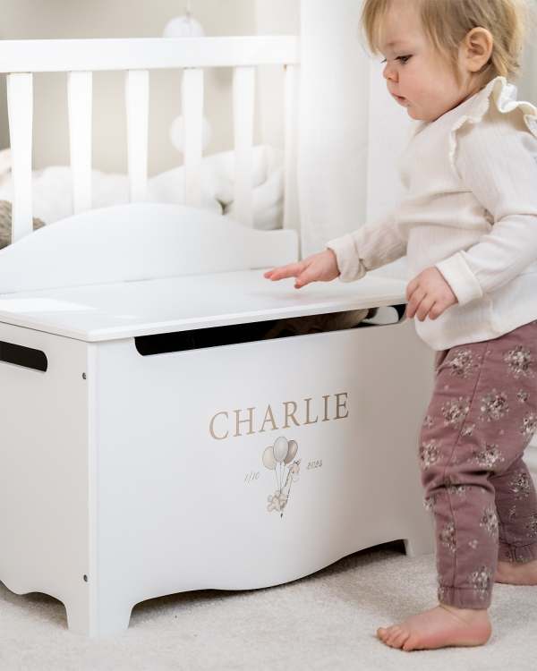 Valkoinen puinen säilytysarkku, jossa on kirahviaihe ja henkilökohtainen nimi