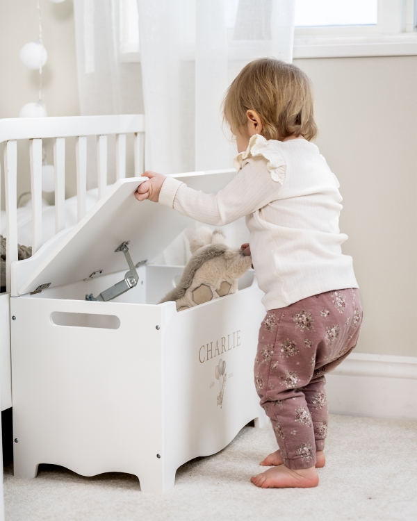 Valkoinen puinen säilytysarkku, jossa on kirahviaihe ja henkilökohtainen nimi