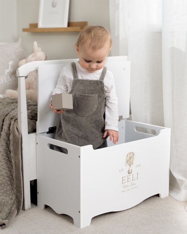 Valkoinen kastearkku nimellä, päivämäärällä ja kirahvikuvioinnilla