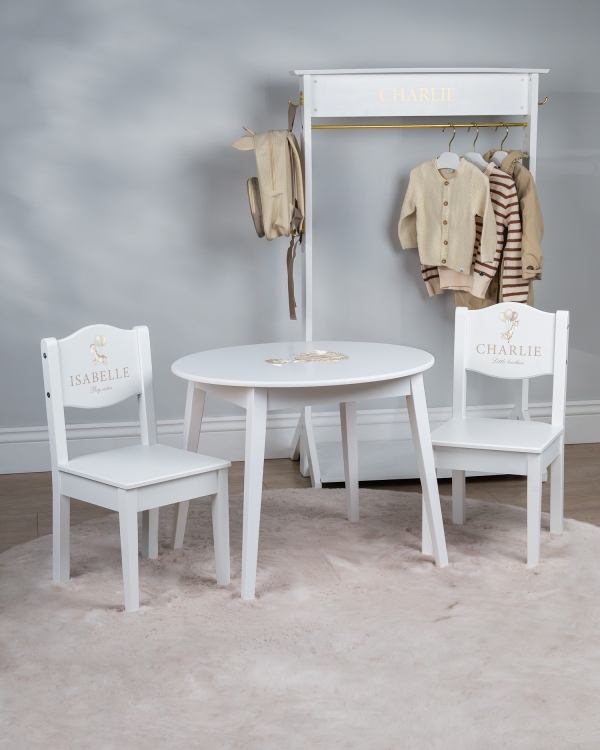 Valkoiset puukalusteet nimellä lastenhuoneeseen