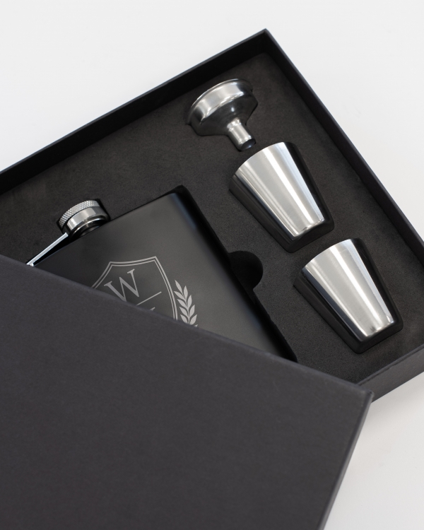 Nimikoitu taskumatti, persoonallinen lahja miehelle