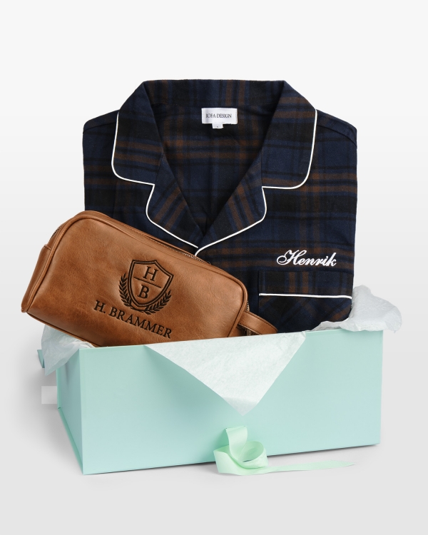 Lahjasetti brodeeratulla pyjamalla ja toilettilaukulla