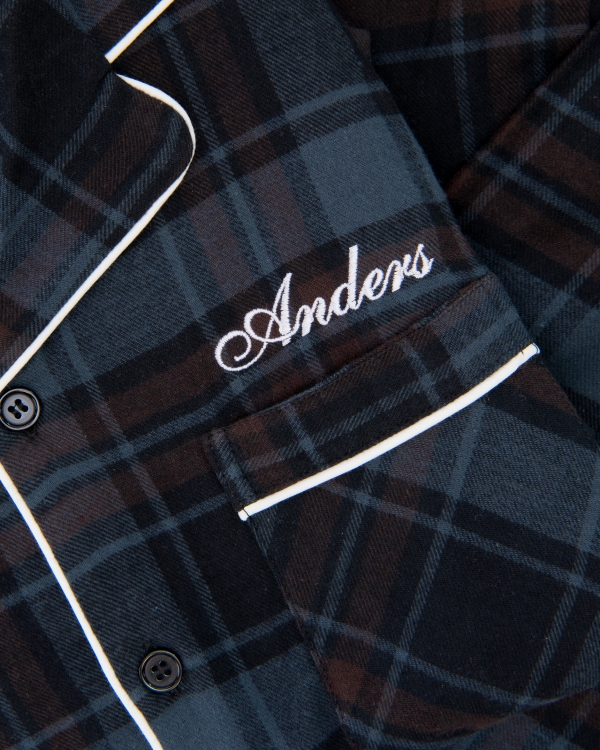 Flanellipyjama kirjailulla