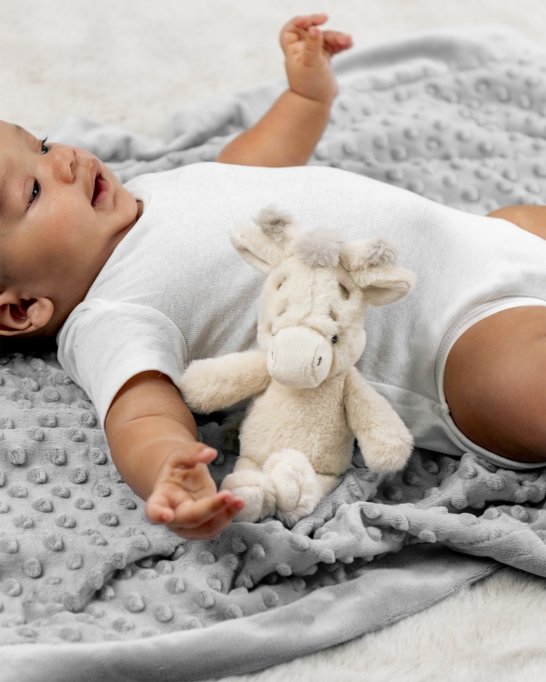 pehmokirahvi, jossa on helistin